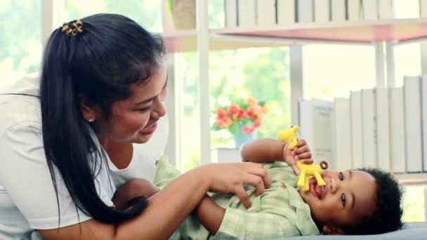 Okamžik Šťastné Rodinné Vztahy Krásná Asijská Matka Dobrá Nálada Zdravý — Stock video