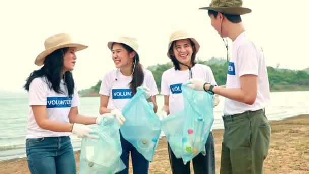 Команда Азиатских Добровольцев Белых Рубашках Вместе Радуется Успеху Совместной Работы — стоковое видео
