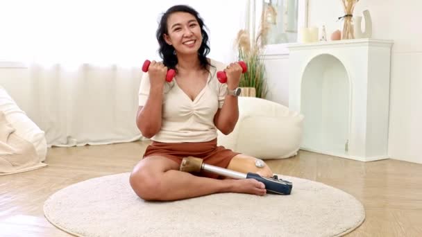 Mulher Asiática Deficiente Vestindo Prótese Perna Cuidados Saúde Gastar Tempo — Vídeo de Stock