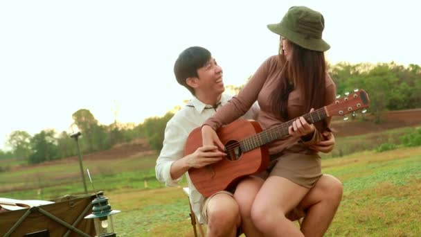 아시아의 사랑하는 나무의 아름다움을보고 기타를 연주하고 즐거움 행복과 밤새도록 — 비디오