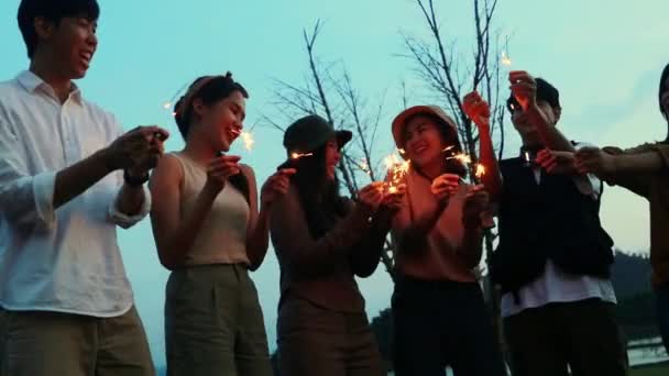 Dost Canlısı Asyalı Erkek Kadınlar Eğlence Aktiviteleri Yapıyorlar Şarkı Söyleyerek — Stok video