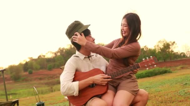 나무의 아름다움을 아시아 모자와 그들의 바퀴에 어쿠스틱 기타를 하룻밤 — 비디오