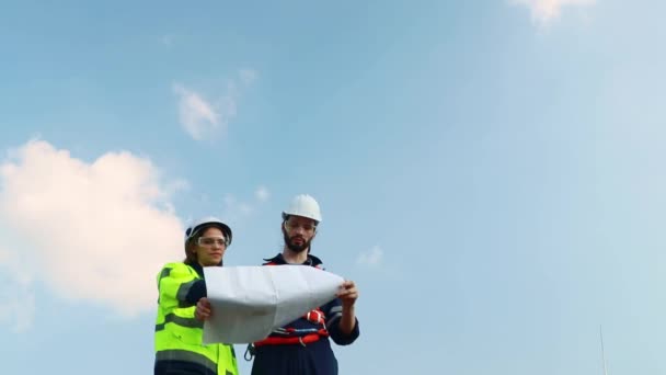 Teamarbeit Inspizieren Zwei Kaukasische Techniker Stände Und Analysieren Baupläne Für — Stockvideo