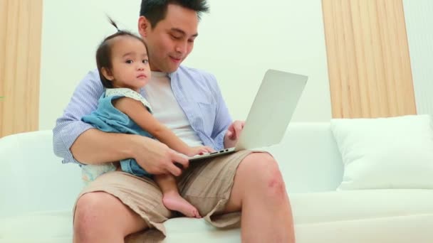 Süper Baba Yalnız Baba Kanepede Oturmuş Kızıyla Dizüstü Bilgisayar Oynuyor — Stok video