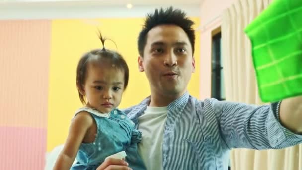 Otcova Domácí Práce Rutinní Domácí Práce Používala Čistý Hadřík Aby — Stock video
