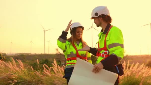 Erkek Kadın Mühendisleri Tebrik Ediyorum Çiftlik Rüzgârı Türbini Bakım Çalışmaları — Stok video