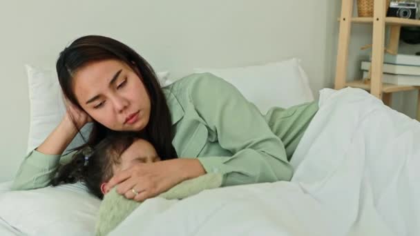 Retrato Mãe Asiática Cuidando Sua Filha Dormir Confortavelmente Cama Quarto — Vídeo de Stock