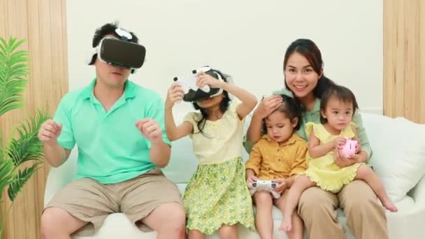 Popukání Štěstí Asijské Rodiny Která Užívá Domácí Aktivity Hraním Her — Stock video