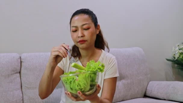 健康的な脂肪フリーランチのための栄養でトマトや新鮮な野菜を食べて楽しいアジアの若い女性 ヘルスケア 脂肪食と体重減少 — ストック動画