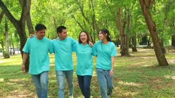 一群亚洲青年男女志愿植树 保护环境 在花园里散步 互相拥抱 一起植树 — 图库视频影像