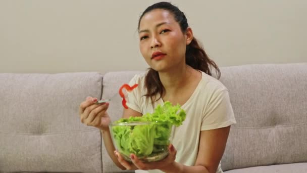 健康的な脂肪フリーランチのための栄養でトマトや新鮮な野菜を食べて楽しいアジアの若い女性 ヘルスケア 脂肪食と体重減少 — ストック動画