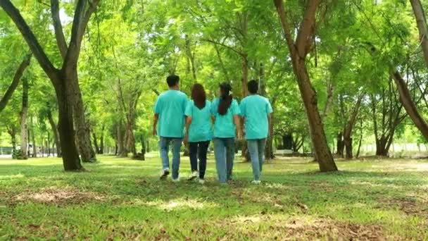 Terug Bekijk Groep Jonge Aziatische Mannen Vrouwen Vrijwilligerswerk Planten Bomen — Stockvideo