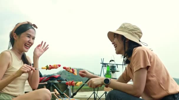 假日野营活动 快乐的两个亚洲女孩在帐篷里过夜 准备美味的烤烧烤晚餐 — 图库视频影像