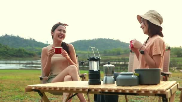Maravilhoso Momento Noite Duas Amigas Asiáticas Sentadas Conversando Alegremente Bebendo — Vídeo de Stock