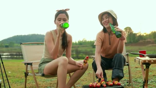 Camping Holiday Activity Dwie Szczęśliwe Podekscytowane Azjatki Przygotowują Potrawy Grilla — Wideo stockowe
