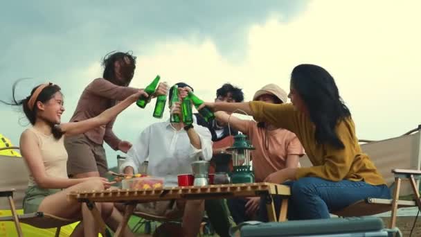 休日に座って楽しいビールを飲む男性と女性の友人のグループは 休暇を取って休暇を取る友情を作成するキャンプの休日の自然の分野を旅行し — ストック動画