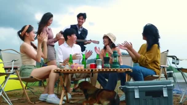 若いアジアのギャングは一緒に歌い 冷たいビールを飲んで ビール瓶と衝突し キャンプ パーティー 自然旅行の間に親友の友情と幸せに笑います — ストック動画