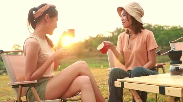 아시아 친구가 앉아서 산림과 여행에 일몰의 아름다움을보고 신선한 커피를 마시고 — 비디오
