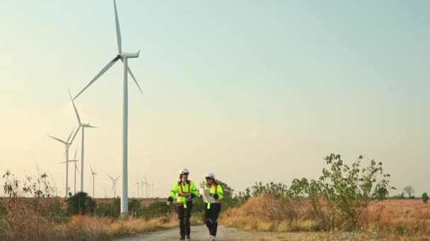 两名高加索工程师和技术人员走出风力涡轮机站区域 风力涡轮机发电清洁环保 — 图库视频影像