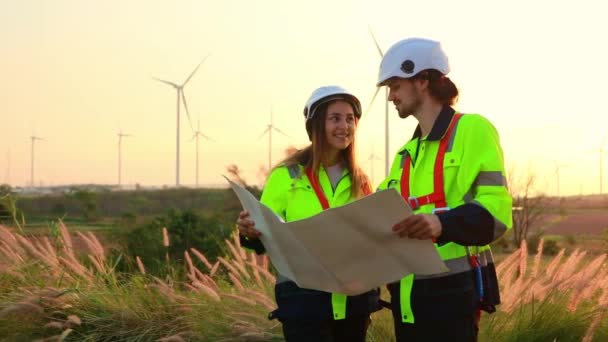 Двоє Інженерів Електриків Чоловіків Жінок Працюють Енергію Використовуючи Вітрові Турбіни — стокове відео