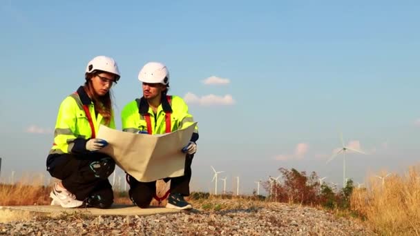 Mężczyzna Kobieta Badacz Lub Naukowiec Bada Działanie Elektrowni Wiatrowych Odnawialną — Wideo stockowe