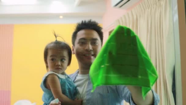 Vater Hausarbeit Routinearbeiten Benutzte Ein Sauberes Tuch Den Staub Wischen — Stockvideo