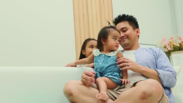 Yaramaz Büyük Kız Koşar Tatlı Babayı Yanağından Öper Mutlu Oturma — Stok video