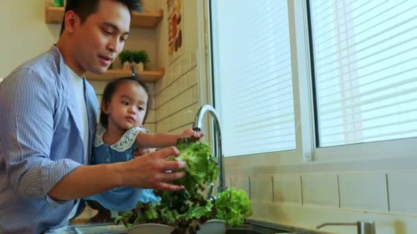 Aziatische Vader Doet Huishoudelijke Klusjes Wassen Verse Groene Groenten Met — Stockvideo