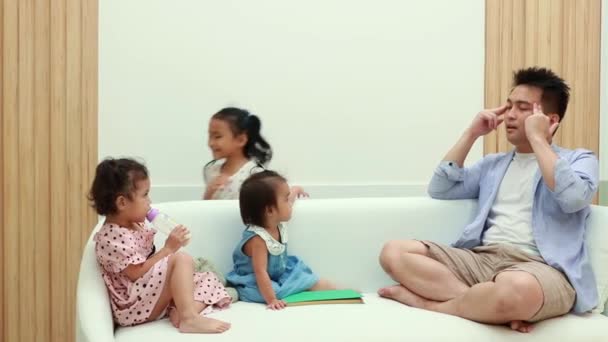 Asijský Otec Pečující Své Děti Držet Svou Dceru Bude Mít — Stock video