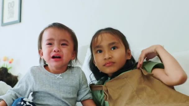 Büyük Ablası Küçük Kız Kardeşini Büyütür Yatak Odasında Oturur Ağlar — Stok video