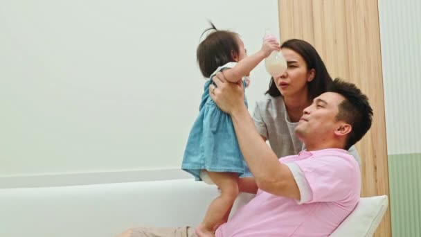 Família Feliz Pais Que Satisfazem Seus Filhos Pais Criaram Sua — Vídeo de Stock