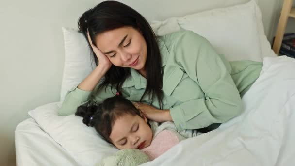 Asiatico Madre Dormire Con Suo Figlia Letto Madre Figlio Dormire — Video Stock