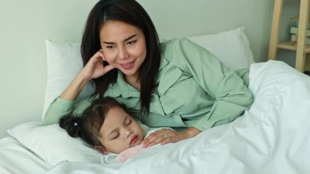 Ευτυχισμένη Ασιάτισσα Μητέρα Κοιμισμένη Κόρη Στο Υπνοδωμάτιο Κρατώντας Ένα Μικρό — Αρχείο Βίντεο