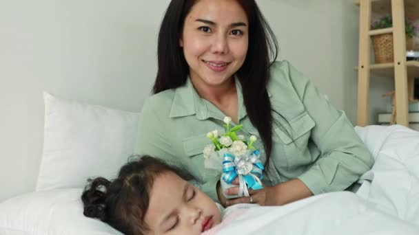 Mãe Dormindo Com Filha Sono Profundo Entregando Presente Vaso Flores — Vídeo de Stock