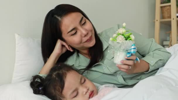 亚洲母亲和儿子和女儿睡在床上母亲和儿子睡在一起温柔地拥抱和照顾你可爱的女儿 — 图库视频影像