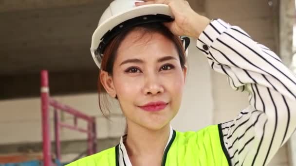 Retrato Hermosa Mujer Arquitecta Mirando Cámara Con Sonrisa Ingeniera Arquitecta — Vídeos de Stock