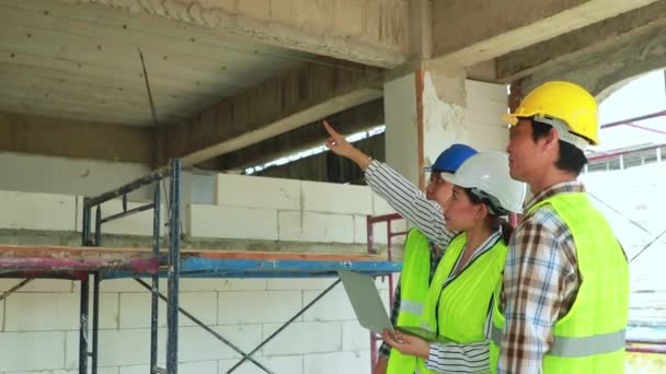 Női Főépítész Vezetésével Dolgozó Csapatmérnökök Meghallgatják Elmagyarázzák Építési Tervet Két — Stock videók