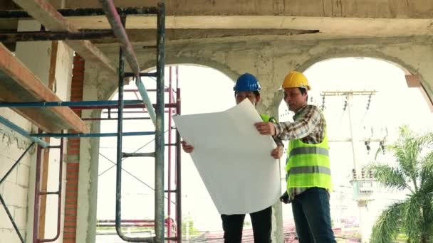 Aziatisch Business Architects Team Ingenieurs Met Gebouw Ontwerp Blauwdrukken Dragen — Stockvideo