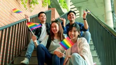 Asyalı erkek ve kadın üniversite öğrencileri LGBT 'yi destekliyor, LGBTQ kampüste cinsiyet çeşitliliği gösteriyor..