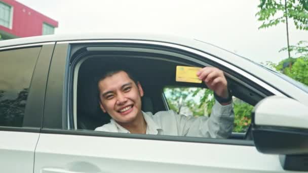 Porträtt Stilig Asiatisk Gentleman Kör Bil Visar Sin Medlem Försäkringskort — Stockvideo