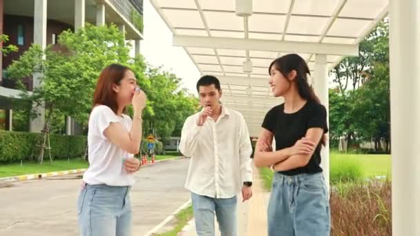Mann Raucht Zigarette Die Auf Dem Bürgersteig Stinkt Irritiert Teenager — Stockvideo