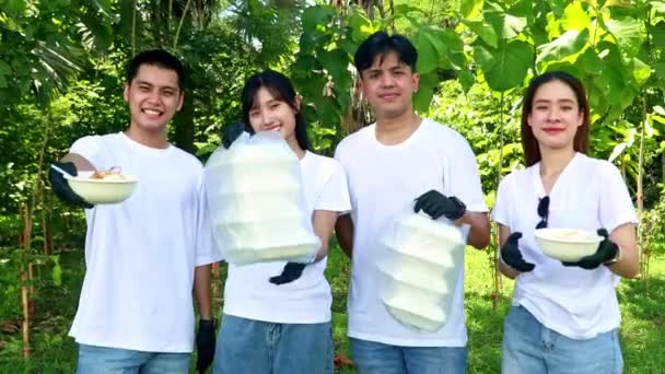 Grupo Asiático Haciendo Trabajo Voluntario Social Donando Comida Arroz Huevos — Vídeo de stock