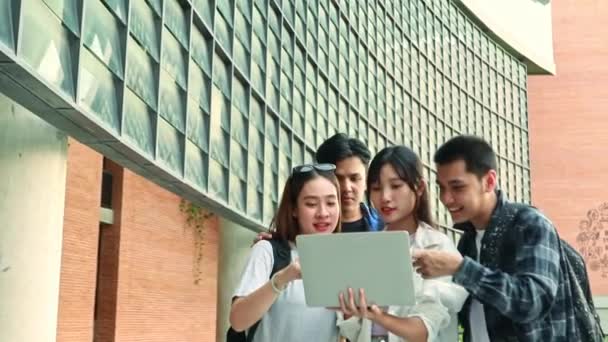 Grupo Asiático Hombres Mujeres Estudiantes Universitarios Ropa Casual Estudiando Tutores — Vídeo de stock