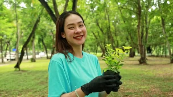 Genç Sevimli Asyalı Bir Kadın Bahçedeki Boş Alanı Korumak Için — Stok video