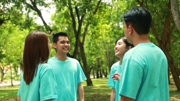 Glückliche Gruppe Von Männern Und Frauen Teenager Studenten Umwelt Freiwillige — Stockvideo