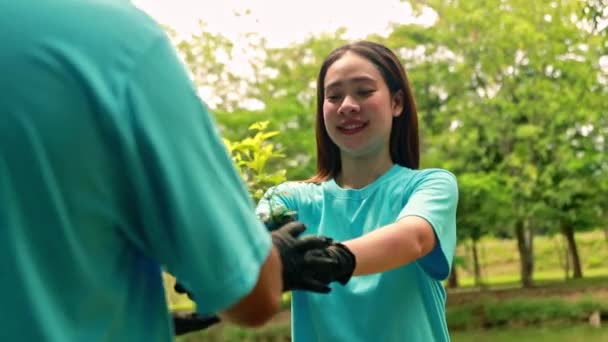Asiatiska Kvinnliga Volontärer Planterar Träd För Att Skydda Miljön Parken — Stockvideo