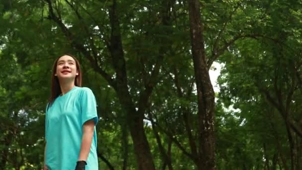 Ázsiai Női Önkéntesek Növény Fák Hogy Megvédje Környezetet Kertben Növeli — Stock videók