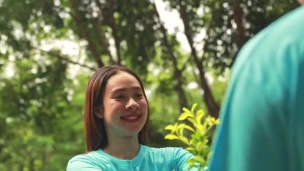 아시아 봉사자는 공원에서 환경을 보호하기 나무를 녹지를 추가합니다 그녀는 동산에 — 비디오