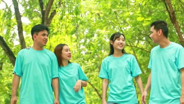 Mutlu Asyalı Genç Erkekler Kadınlar Çevreyi Korumak Için Gönüllü Ağaç — Stok video