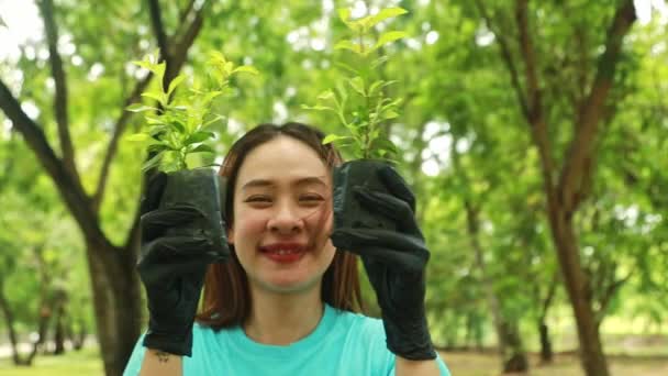 Портрет Милая Азиатская Молодая Женщина Добровольно Сажает Деревья Защиты Окружающей — стоковое видео
